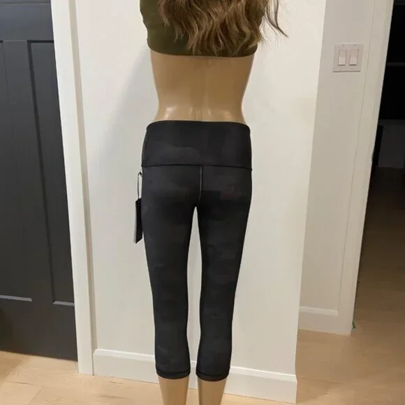 Karma Printed Kyla Crop Capri Leggings XS Black Camouflage Pattern yoga pants - Picture 4 of 11